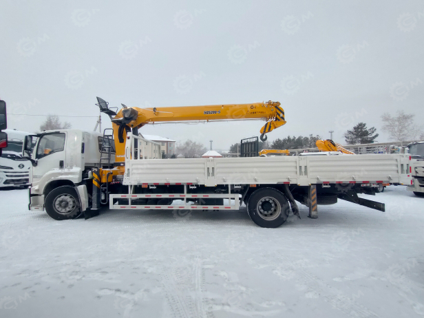 Бортовой грузовик ISUZU 4x2 дв 151kw гп 10 тонн кузов КМУ XCMG SQS200-5 гп 8т 5 секций стрела 18,6м кузов 7м. Фото 9