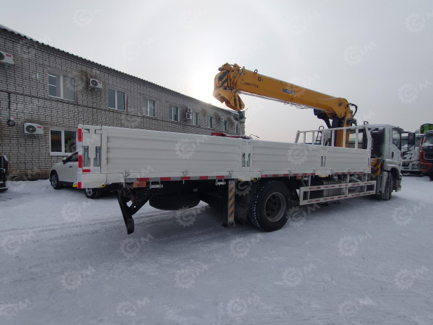 Бортовой грузовик ISUZU 4x2 дв 151kw гп 10 тонн кузов КМУ XCMG SQS200-5 гп 8т 5 секций стрела 18,6м кузов 7м. Фото 13