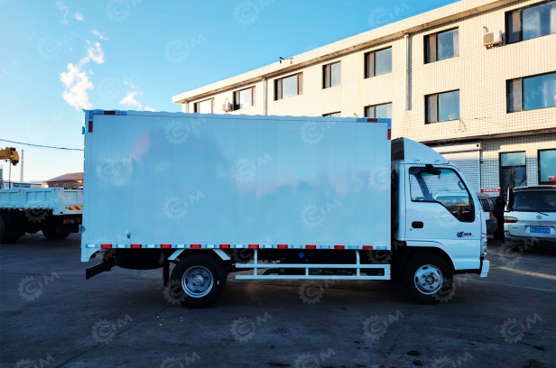 Фургон промтоварный на шасси ISUZU 4х2 дв 96 kw (фургон 4250х1850х1810). Фото 4