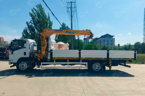 Бортовой грузовик ISUZU 4x2 дв 139kw гп 6 тонн c кму XCMG SQS125 гп 5т 4 секции стрела 11,2 кузов 5000х2450х550 колёса 8.25R20 спальник задние аутригеры. Фото 2