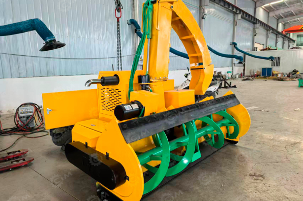 Самосвал ISUZU 6x6 дв 338Kw кузов 5600х2350х1500 со снегоуборочным шнекоротором. Фото 4