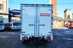 Фургон промтоварный на шасси ISUZU 4х2 дв 96 kw (фургон 4250х1850х1810). Фото 3