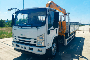 Бортовой грузовик ISUZU 4x2 дв 139kw гп 6 тонн c кму XCMG SQS125 гп 5т 4 секции стрела 11,2 кузов 5000х2450х550 колёса 8.25R20 спальник задние аутригеры. Фото 1