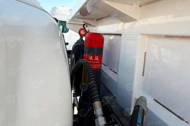 Самосвал ISUZU 4x2 дв 139kw средний подъемник U-образный кузов гп 6 тонн. Фото 3