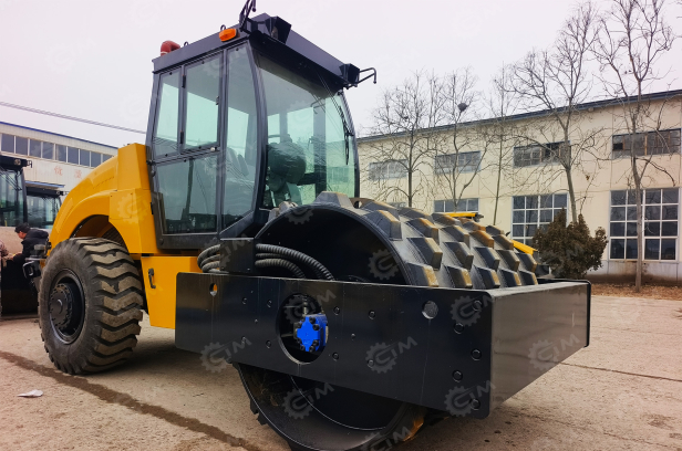 Каток грунтовый вибрационный LUTONG LT212В с бандажом. Фото 3