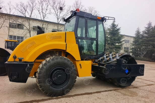 Каток грунтовый вибрационный LUTONG LT212В с бандажом. Фото 4