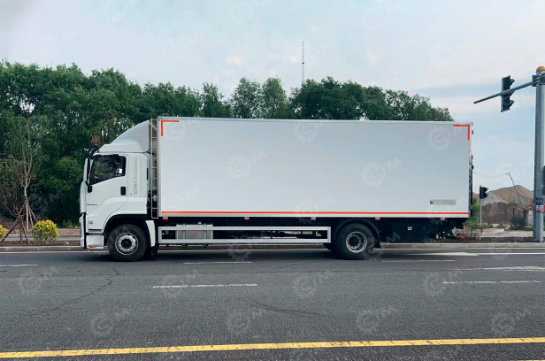 Фургон рефрижератор на шасси ISUZU 4x2 дв 221kw гп 11 тонн (фургон 9600х2430х2500) холодильная установка Thermo King T-1080 камера заднего хода. Фото 2