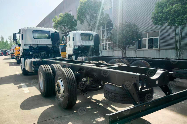 Эвакуатор на шасси ISUZU 6х2	дв 177kw не сдвижная платформа, гидравлическая откидная аппарель выдвижная, бриль и лебедка гп 10т. Фото 2