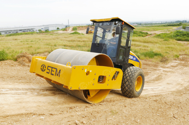 Каток грунтовый вибрационный SEM512 масса 12т с кабиной. Фото 5