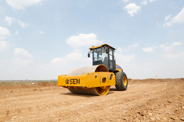 Каток грунтовый вибрационный SEM512 масса 12т с кабиной. Фото 8