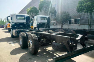 Эвакуатор на шасси ISUZU 6х2	дв 177kw не сдвижная платформа, гидравлическая откидная аппарель выдвижная, бриль и лебедка гп 10т. Фото 2