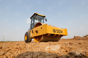 Каток грунтовый вибрационный SEM512 масса 12т с кабиной. Фото 1