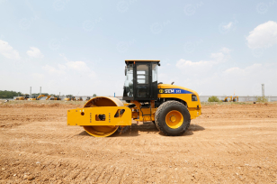 Каток грунтовый вибрационный SEM512 масса 12т с кабиной. Фото 7