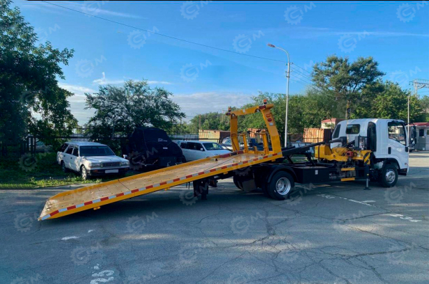 Эвакуатор на шасси ISUZU 4x2 дв 96Kw гп 4т КМУ XCMG SQZ32 гп 2т сдвижная платформа, лебедка. Фото 3