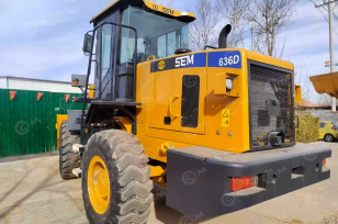 Фронтальный погрузчик Shandong SEM 636D	джойстик, кондиционер, резина елочкой, ковш без клыков с ножом, подогрев двигателя Webasto. Фото 4