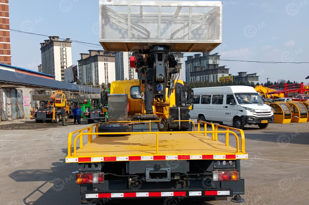 Специальный автомобиль на шасси ISUZU 4x2 дв 96kw платформа с кму гп 5т высота подъема 20м с корзиной. Фото 4