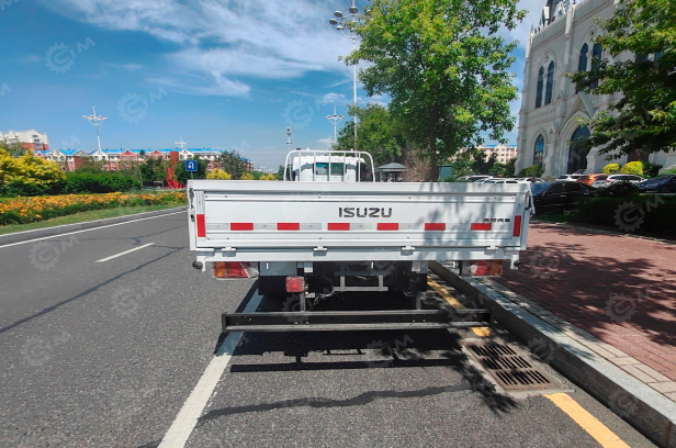 Бортовой грузовик ISUZU 4x2 дв 88Kw кабина 100P гп 4т кузов 5050х1980х380. Фото 2