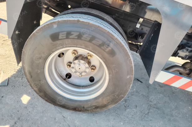 Автокран на шасси ISUZU 4x2 дв 96kw крановая установка SITONG гп 5т стрела 22м с ямобуром диаметр до 600мм глубина бурения 8-12м. Фото 3