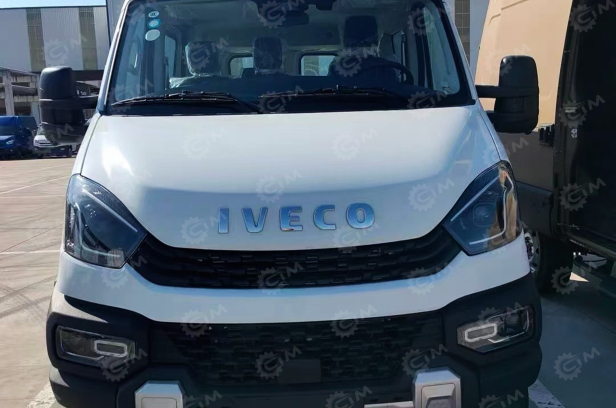Автобус IVECO 4х4 7 мест+водитель дв 132kw 2,9л. Фото 6