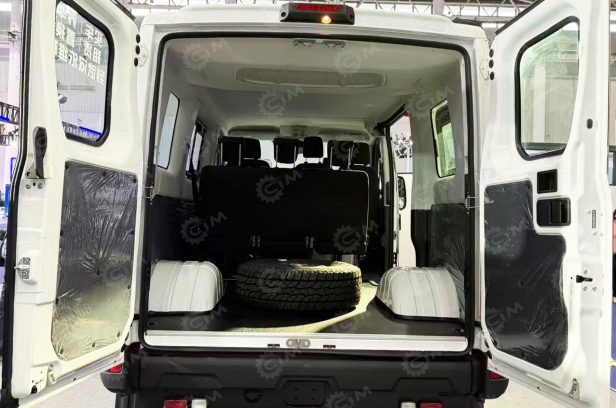 Автобус IVECO 4х4 7 мест+водитель дв 132kw 2,9л. Фото 7