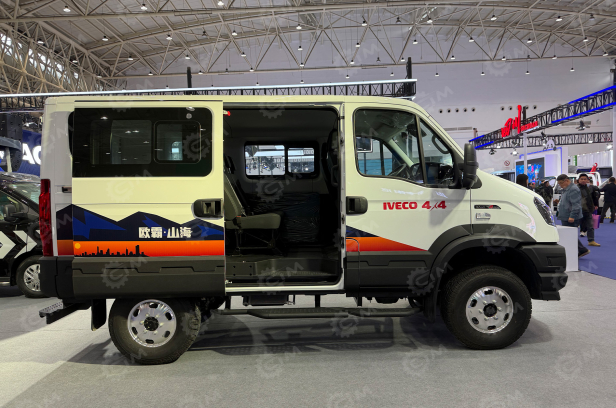 Автобус IVECO 4х4 7 мест+водитель дв 132kw 2,9л. Фото 8