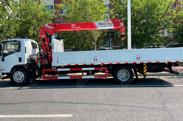 Бортовой грузовик ISUZU 4x2 дв 139kw гп 6 тонн c кму WANBANG SQS125 гп 5т, 4 секции, стрела 9,4м, кузов 6200x2450x550 колёса 8.25R20 ямобур 5м диаметр 300мм. Фото 2