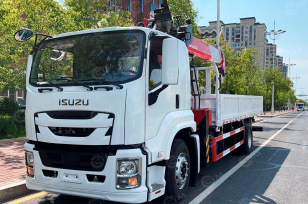 Бортовой грузовик ISUZU 4x2 дв 177kw c кму WANBANG SQS200-6 гп 8 тонн 6 секции, стрела 19,5м кузов 7000х2450х550 ямобур 4м диаметр 400мм. Фото 1