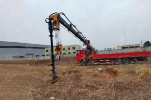 Бортовой грузовик ISUZU 4x2 дв 177kw c кму WANBANG SQS200-6 гп 8 тонн 6 секции, стрела 19,5м кузов 7000х2450х550 ямобур 4м диаметр 400мм. Фото 2