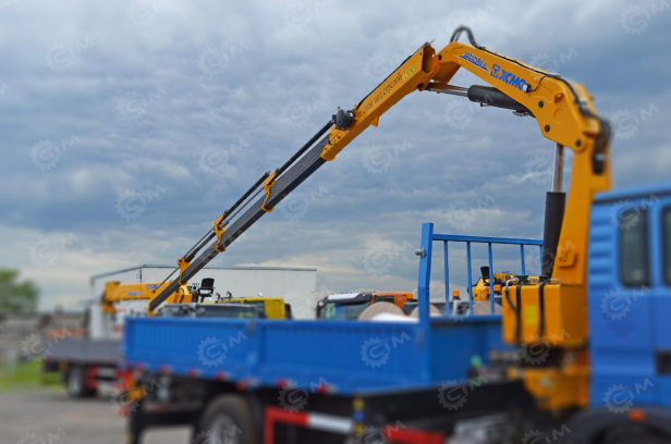 Бортовой грузовик ISUZU 4x4 дв 151kw гп 6 тонн, кабина ELF с КМУ XCMG SQZ105.4 гп 5т, 4 секций, cтрела 12,2м кузов 4200х2400х500. Фото 2