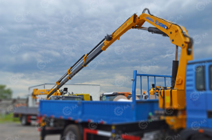 Бортовой грузовик ISUZU 4x4 дв 151kw гп 6 тонн, кабина ELF с КМУ XCMG SQZ105.4 гп 5т, 4 секций, cтрела 12,2м кузов 4200х2400х500. Фото 2