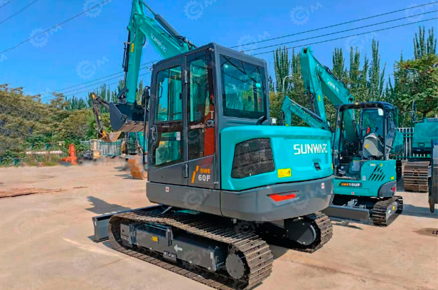 Мини-экскаватор Sunward SWE60F-3 быстросъем, гидромолот, два комплекта фильтров, две дополнительных пики на гидромолот. Фото 2