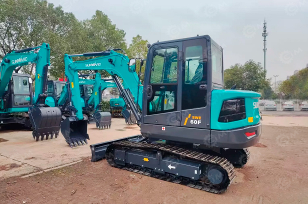 Мини-экскаватор Sunward SWE60F-3 быстросъем, гидромолот, два комплекта фильтров, две дополнительных пики на гидромолот. Фото 3