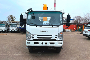 Бортовой грузовик ISUZU 4x2 дв 151kw кабина ELF с КМУ XCMG SQS68-4 гп 3,2т cтрела 10,2м кузов 6000х2450х550. Фото 1