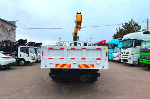 Бортовой грузовик ISUZU 4x2 дв 151kw кабина ELF с КМУ XCMG SQS68-4 гп 3,2т cтрела 10,2м кузов 6000х2450х550. Фото 2