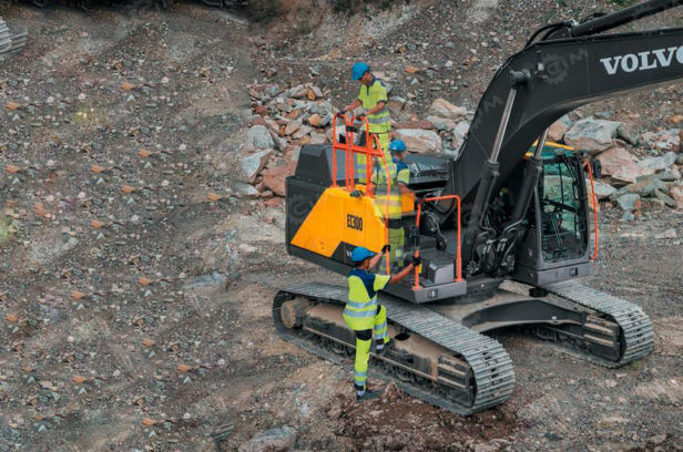 Гусеничный экскаватор VOLVO EC300. Фото 3