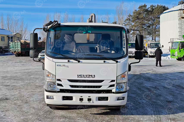 Ассенизатор (вакуумная машина) на шасси ISUZU 4x2 700P дв 139KW бочка 4м3 насос XD-360. Фото 2