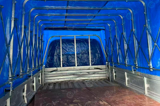 Бортовой грузовик ISUZU 4x2 дв 139kw гп 6т кузов 5508х2380х450 с тентом. Фото 2