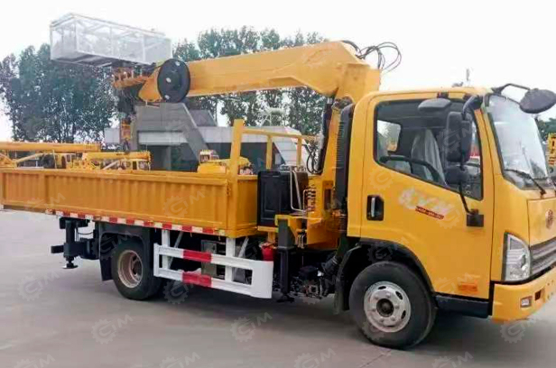 Бортовой грузовик ISUZU 4x2 самосвальный кузов дв 118kw гп 3,5т с кму гп 3,5т 6 секций высота подъема 17м с люлькой, АКПП. Фото 2