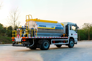 Автогудронатор на шасси ISUZU 6х4 дв 221kw бочка 10м3. Фото 1