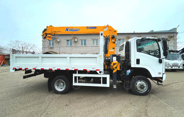 Бортовой грузовик ISUZU 4x4 дв 151kw гп 6 тонн, кабина ELF с КМУ XCMG SQS125 гп 5т, 4 секции, cтрела 11,2м кузов 4200*2400*500мм с корзиной. Фото 2