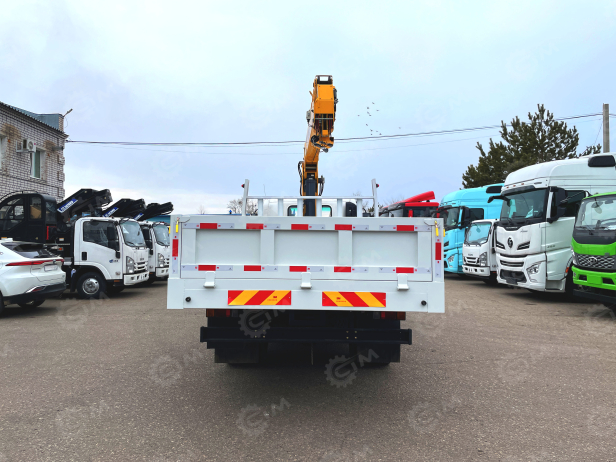 Бортовой грузовик ISUZU 4x4 дв 151kw гп 6 тонн, кабина ELF с КМУ XCMG SQS125 гп 5т, 4 секции, cтрела 11,2м кузов 4200*2400*500мм с корзиной. Фото 4