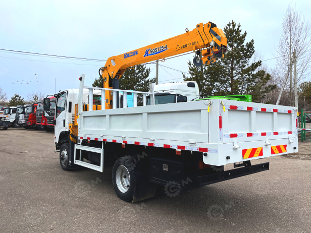 Бортовой грузовик ISUZU 4x4 дв 151kw гп 6 тонн, кабина ELF с КМУ XCMG SQS125 гп 5т, 4 секции, cтрела 11,2м кузов 4200*2400*500мм с корзиной. Фото 5