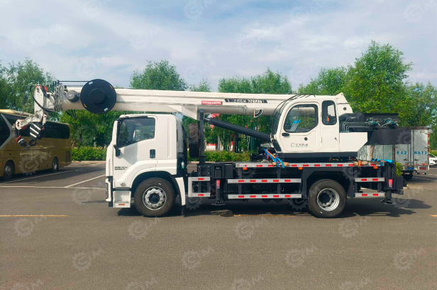 Автокран на шасси ISUZU 4x4 дв 177kw крановая установка WANBANG DZ8T гп 8т, стрела 26м, корзина, ПДУ. Фото 3