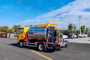 Автогудронатор на шасси ISUZU 4х2 дв 139kw, бочка 4000л. Фото 1