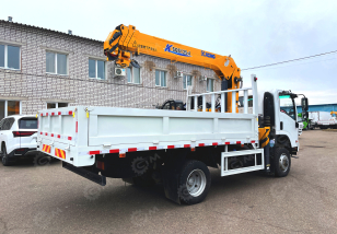 Бортовой грузовик ISUZU 4x4 дв 151kw гп 6 тонн, кабина ELF с КМУ XCMG SQS125 гп 5т, 4 секции, cтрела 11,2м кузов 4200*2400*500мм с корзиной. Фото 3