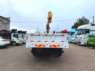 Бортовой грузовик ISUZU 4x4 дв 151kw гп 6 тонн, кабина ELF с КМУ XCMG SQS125 гп 5т, 4 секции, cтрела 11,2м кузов 4200*2400*500мм с корзиной. Фото 4