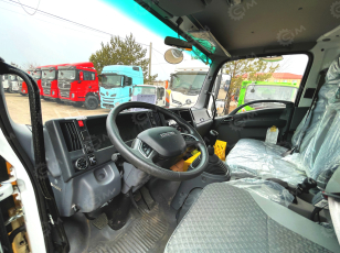 Бортовой грузовик ISUZU 4x4 дв 151kw гп 6 тонн, кабина ELF с КМУ XCMG SQS125 гп 5т, 4 секции, cтрела 11,2м кузов 4200*2400*500мм с корзиной. Фото 7