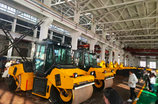 Каток тандемный LUTONG LTС210 с кабиной масса 10т. Фото 2