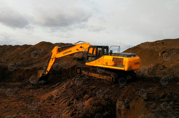 Гусеничный экскаватор LiuGong 933EHDG4. Фото 2