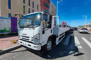 Бортовой грузовик ISUZU 4x2 дв 151kw кабина Elf кузов 6600х2400х550. Фото 1